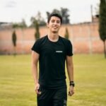 man, athletics, exercise, t-shirt, male, person, modelo, atractivo, sonrisa, asiático, encantador, gente, diversidad, verde, ropa negra, photoshoot, pride, gorgeous, naturaleza, gymrat, futbolista, deportista, atletismo, hombre gay